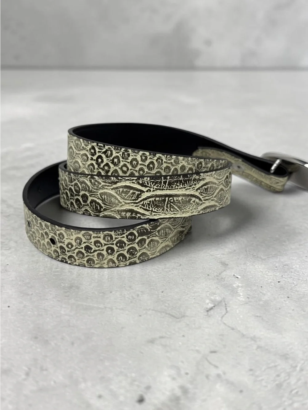 CABI LEATHER BELT Embossed Croc/Snake BEIGE/GRAY Crystal Mother/Pearl Buckle S